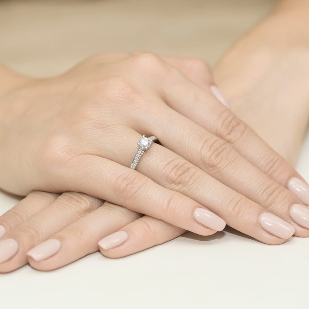 Pierścionek z diamentem laboratoryjnym 0,36 ct, białe złoto 585, zdjęcie na dłoni