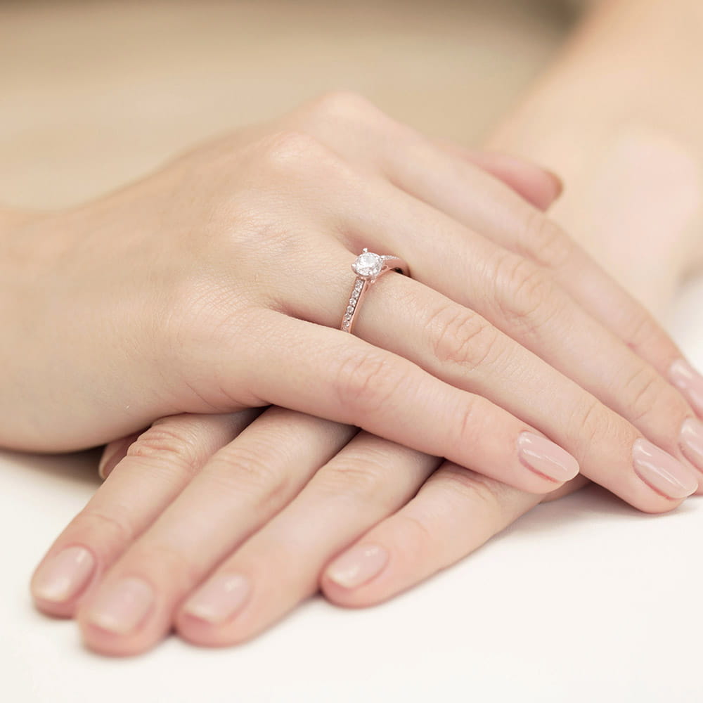 Widok z góry na pierścionek zaręczynowy z różowego złota 585 z brylantem 0,50 ct
