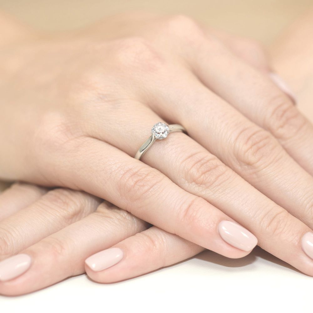Pierścionek zaręczynowy z brylantem 0,15 ct, białe złoto 585, zdjęcie na dłoni