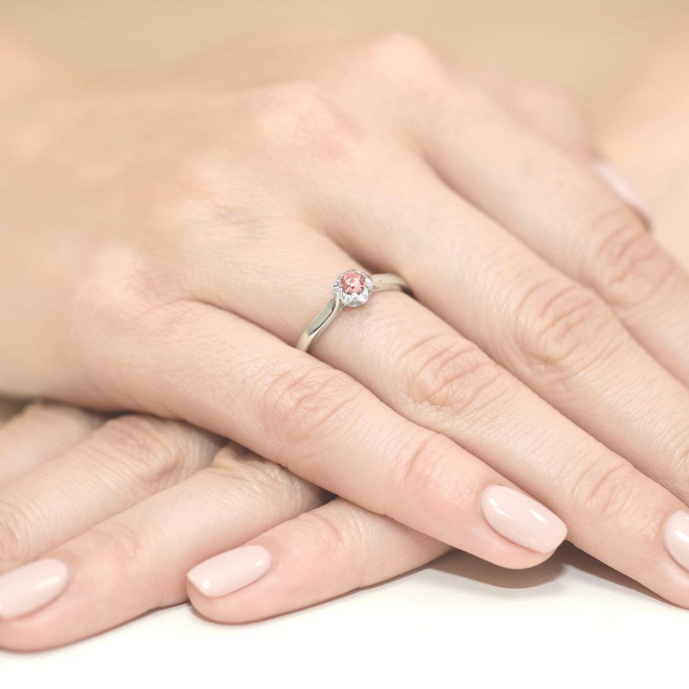 Pierścionek z różowym diamentem laboratoryjnym 0,15 ct, białe złoto 585, zdjęcie na dłoni