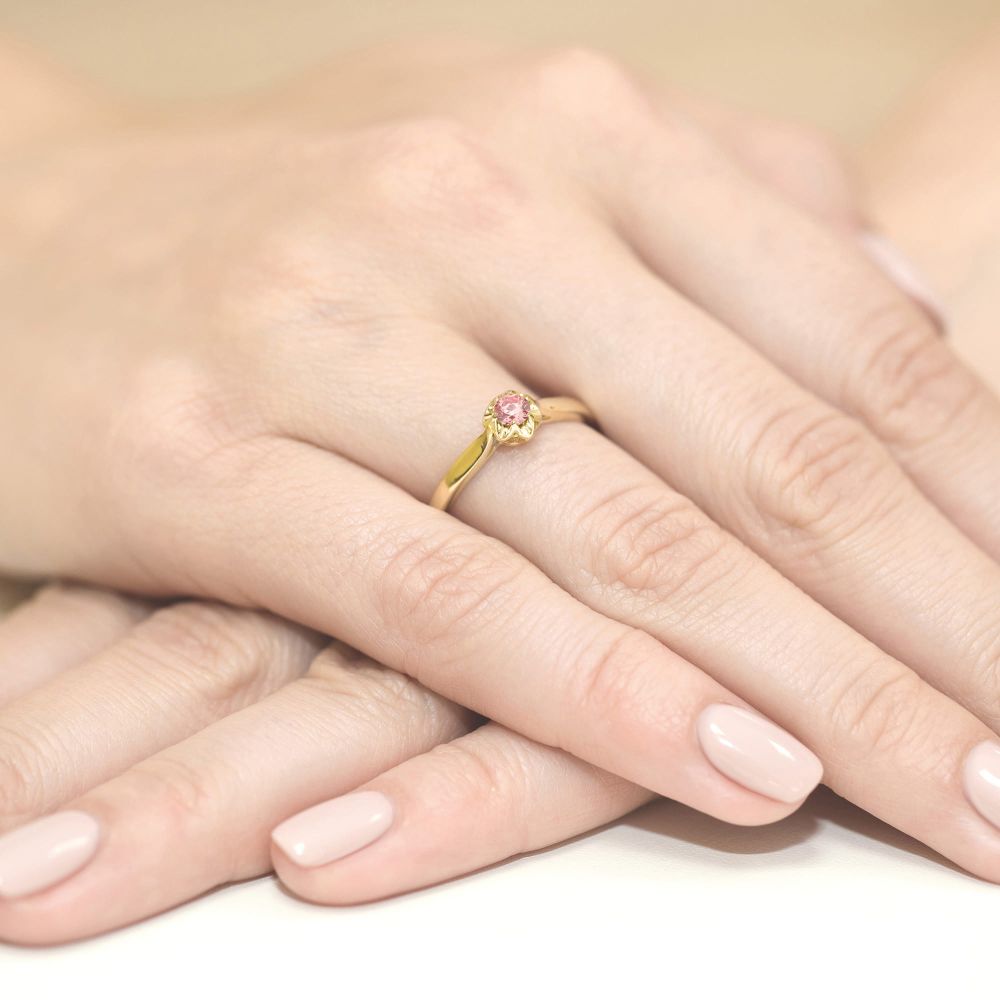 Pierścionek z różowym diamentem laboratoryjnym 0,15 ct, żółte złoto 585, zdjęcie na dłoni