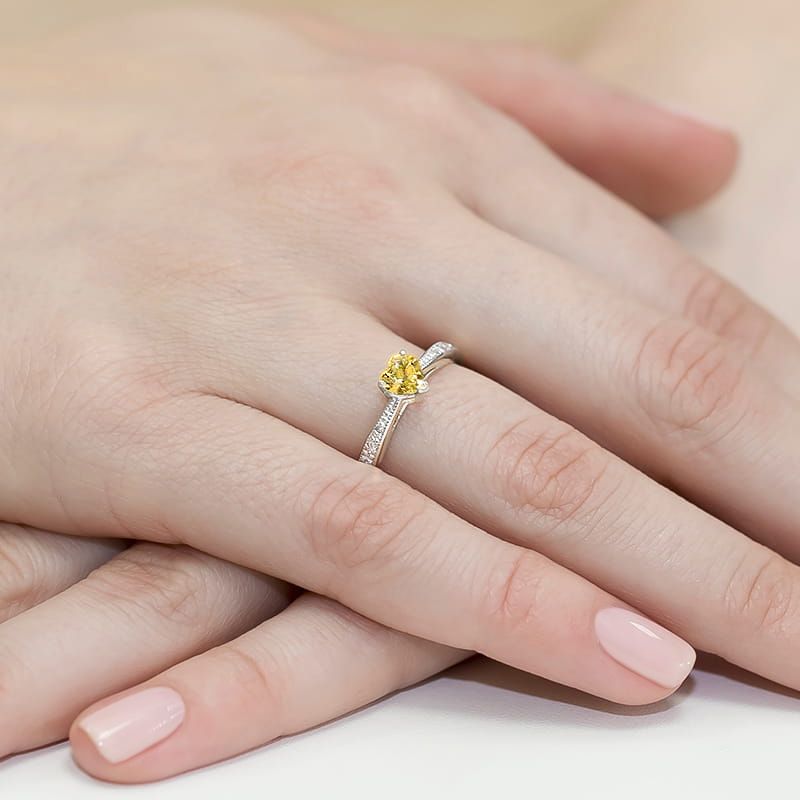 Pierścionek z żółtym diamentem laboratoryjnym 0,53 ct, białe złoto 585, zdjęcie na dłoni