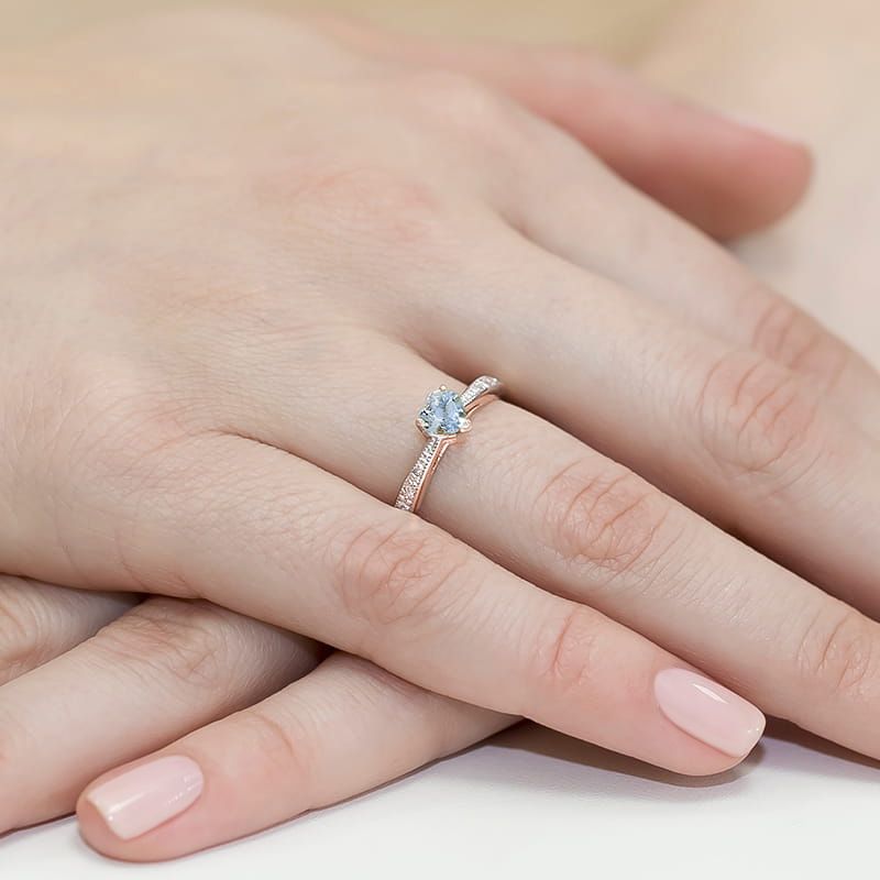 Pierścionek z niebieskim diamentem laboratoryjnym 0,53 ct, różowe złoto 585, zdjęcie na dłoni