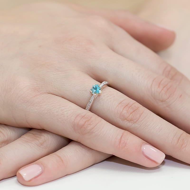 Pierścionek z topazem Swiss Blue 0,50 ct i brylantami, różowe złoto 585, zdjęcie na dłoni