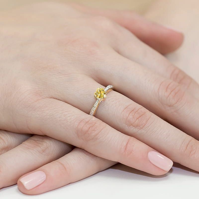 Pierścionek z żółtym diamentem laboratoryjnym 0,53 ct, żółte złoto 585, zdjęcie na dłoni