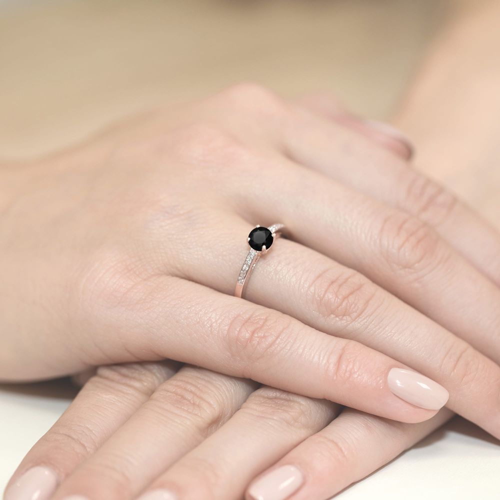 Pierścionek z czarnym diamentem 0,50 ct i brylantami, różowe złoto 585, zdjęcie na dłoni