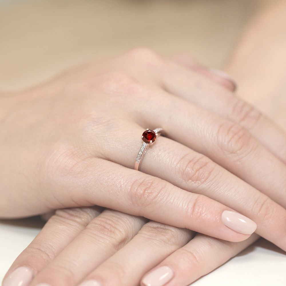 Pierścionek z granatem 0,60 ct i brylantami, różowe złoto 585, zdjęcie na dłoni