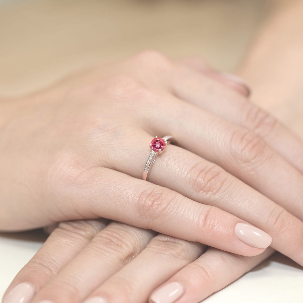 Pierścionek z różowym topazem 0,60 ct i brylantami, różowe złoto 585, zdjęcie na dłoni