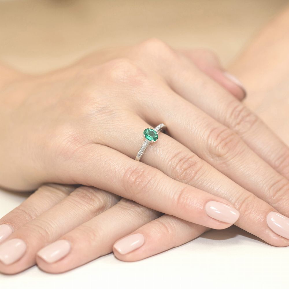 Pierścionek ze szmaragdem 0,40 ct i brylantami, białe złoto 585