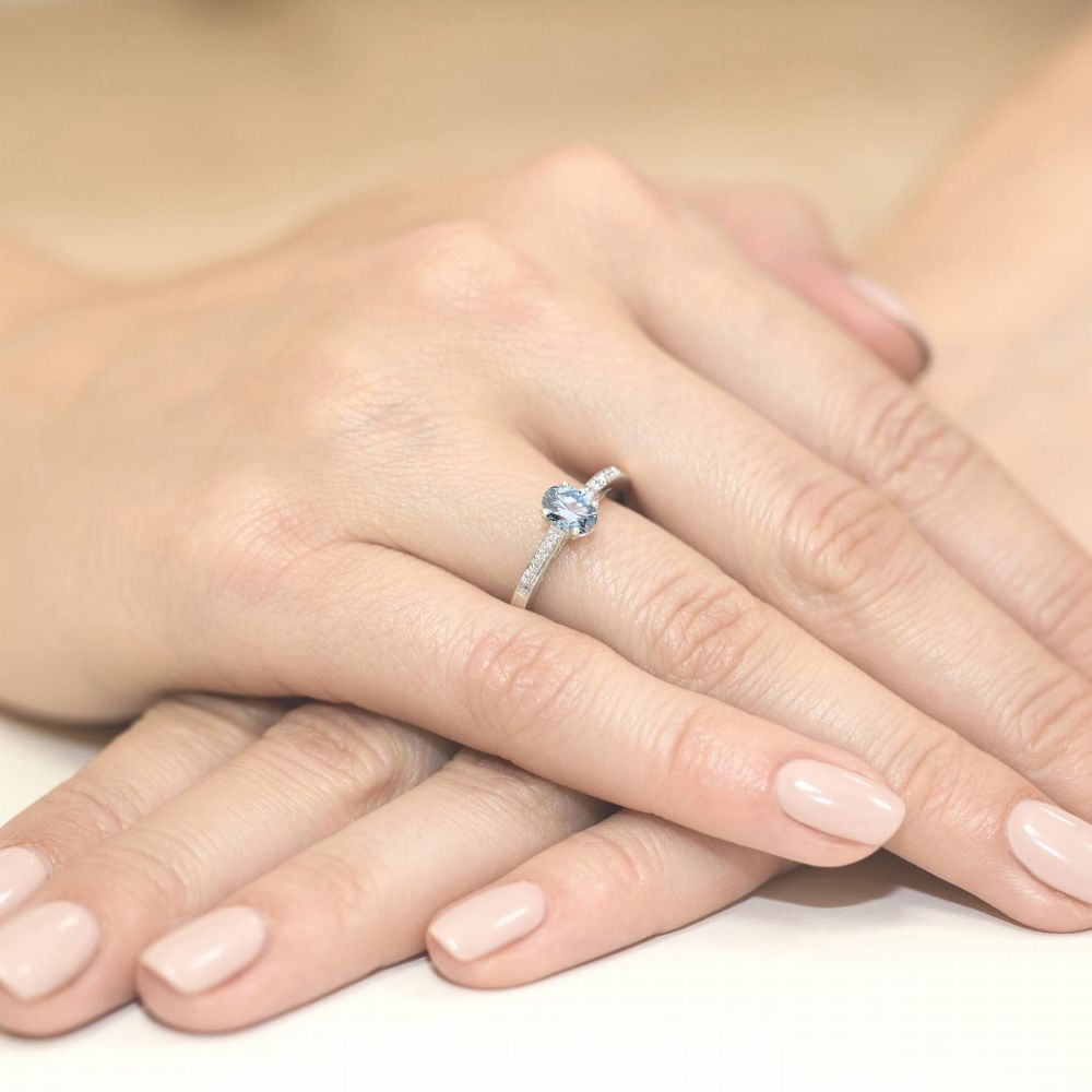 Pierścionek z niebieskim diamentem laboratoryjnym 0,55 ct, białe złoto 585