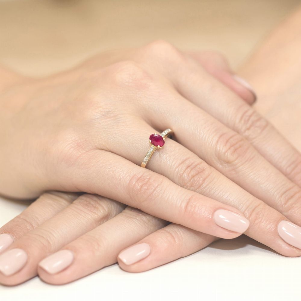 Pierścionek z rubinem 0,60 ct i brylantami, żółte złoto 585