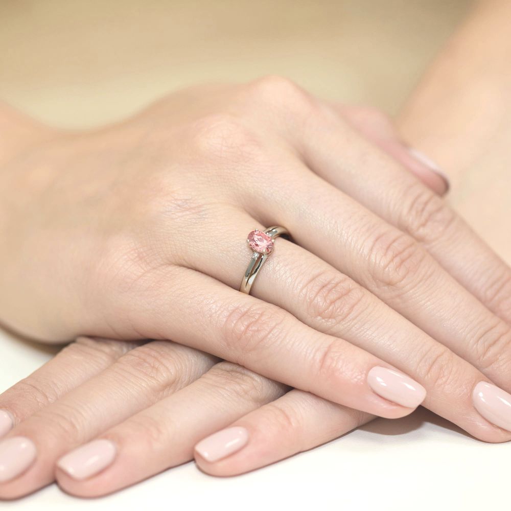 Pierścionek z różowym diamentem laboratoryjnym 0,53 ct, białe złoto 585, zdjęcie na dłoni
