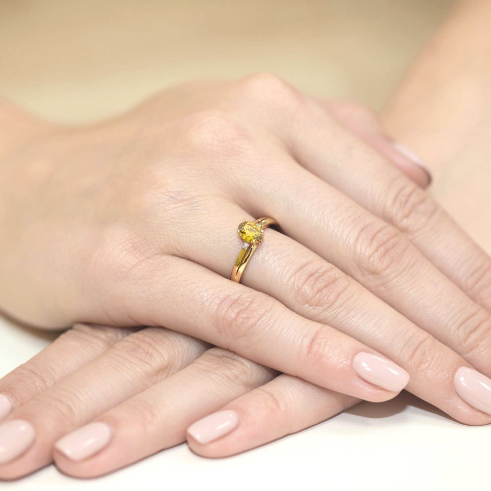 Pierścionek z żółtym diamentem laboratoryjnym 0,53 ct, żółte złoto 585, zdjęcie na dłoni