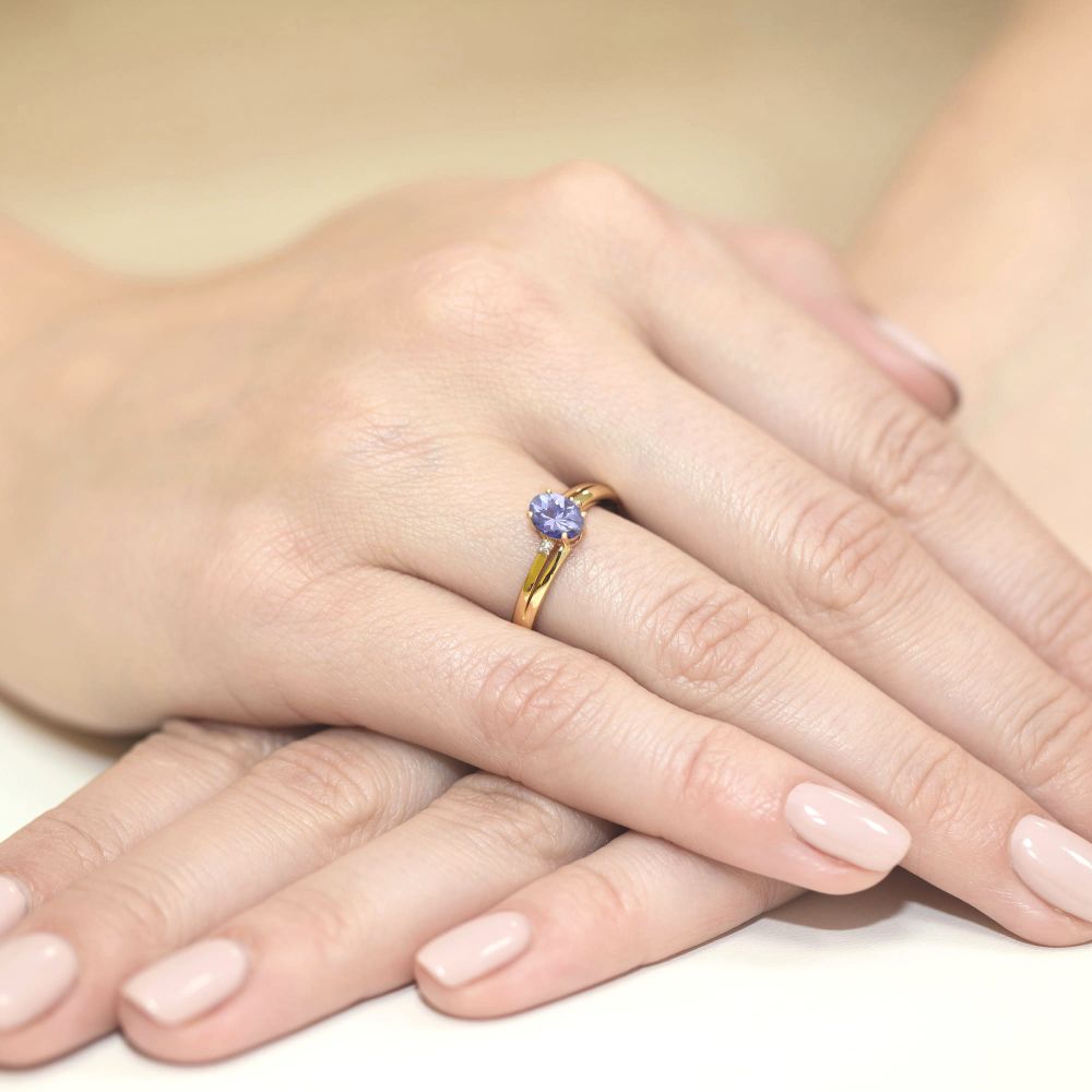 Pierścionek z tanzanitem 0,40 ct i brylantami, żółte złoto 585, zdjęcie na dłoni