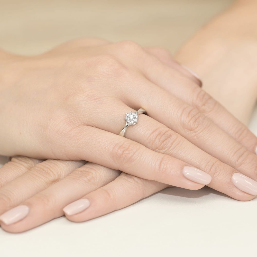 Pierścionek z diamentem laboratoryjnym 0,22 ct, białe złoto 585, zdjęcie na dłoni