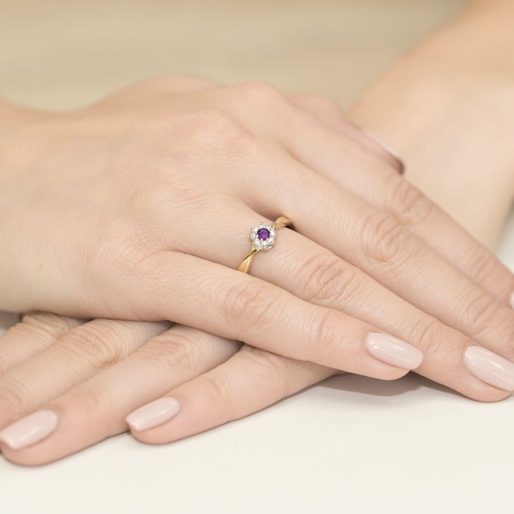 Pierścionek z ametystem 0,10 ct i brylantami, żółte złoto 585, zdjęcie na dłoni