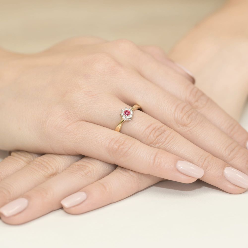 Pierścionek z różowym topazem 0,13 ct i brylantami, żółte złoto 585, zdjęcie na dłoni
