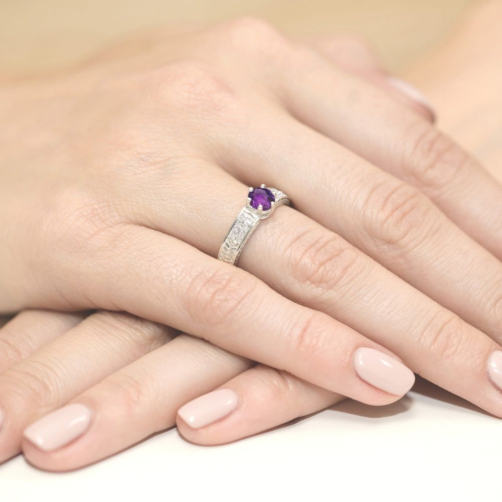 Pierścionek z ametystem 0,50 ct i brylantami, białe złoto 585, zdjęcie na dłoni