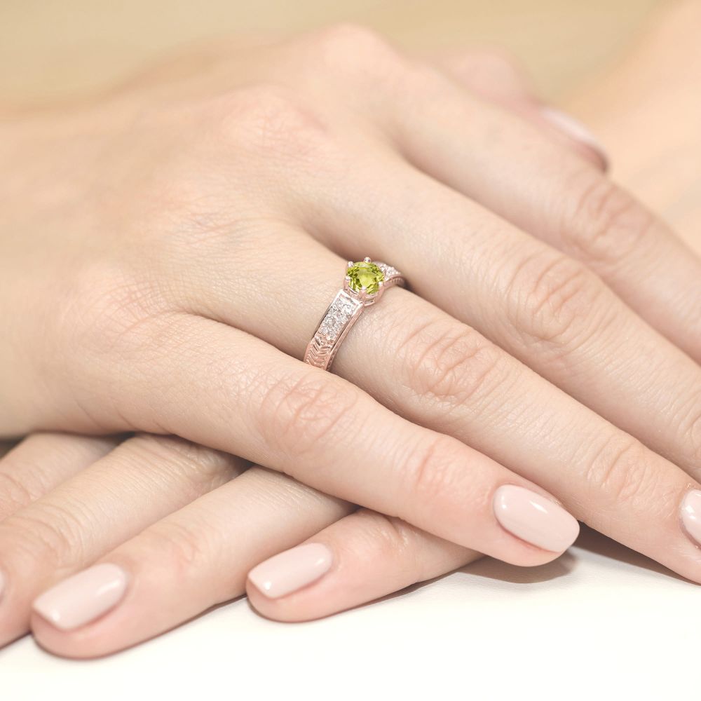 Pierścionek z oliwinem 0,60 ct i brylantami, różowe złoto 585, zdjęcie na dłoni