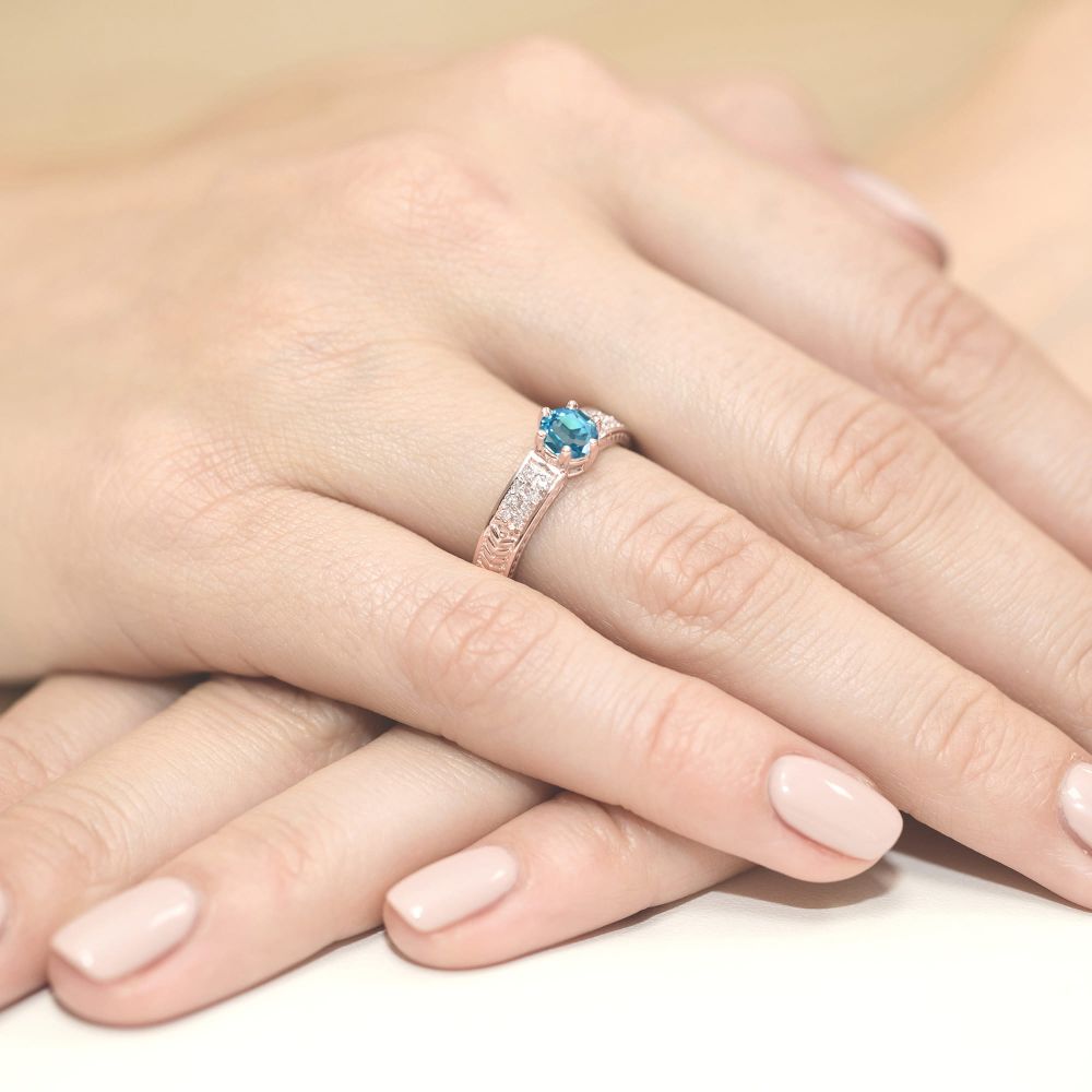 Pierścionek z topazem Swiss Blue 0,50 ct i brylantami, różowe złoto 585, zdjęcie na dłoni