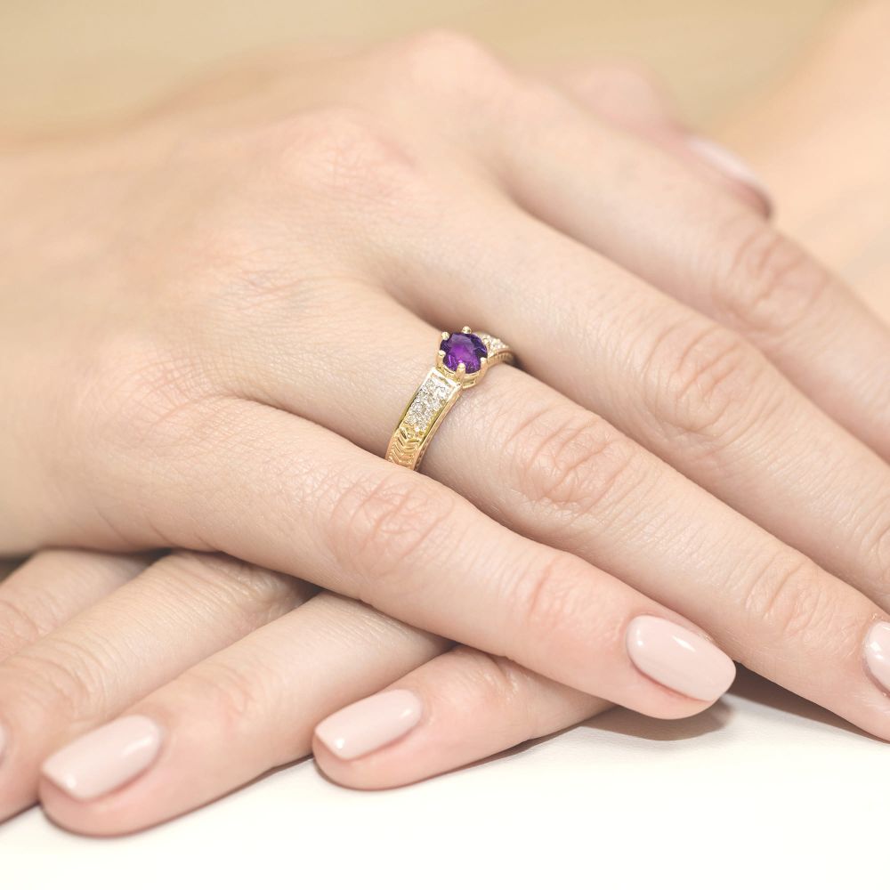 Pierścionek z ametystem 0,50 ct i brylantami, żółte złoto 585, zdjęcie na dłoni
