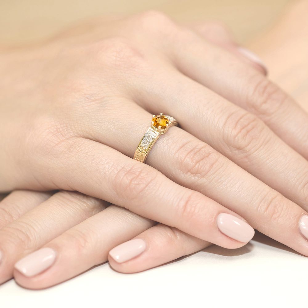Pierścionek z cytrynem 0,50 ct i brylantami, żółte złoto 585, zdjęcie na dłoni