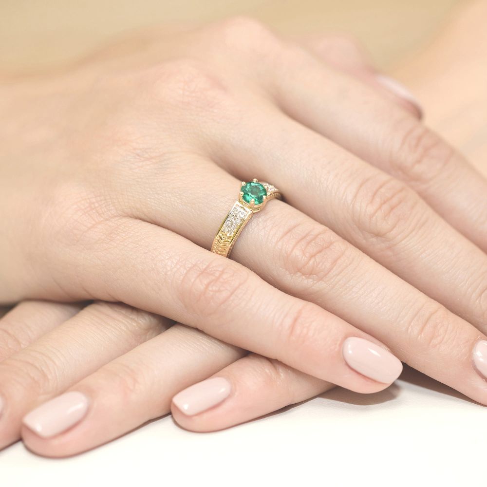 Pierścionek ze szmaragdem 0,50 ct i brylantami, żółte złoto 585, zdjęcie na dłoni