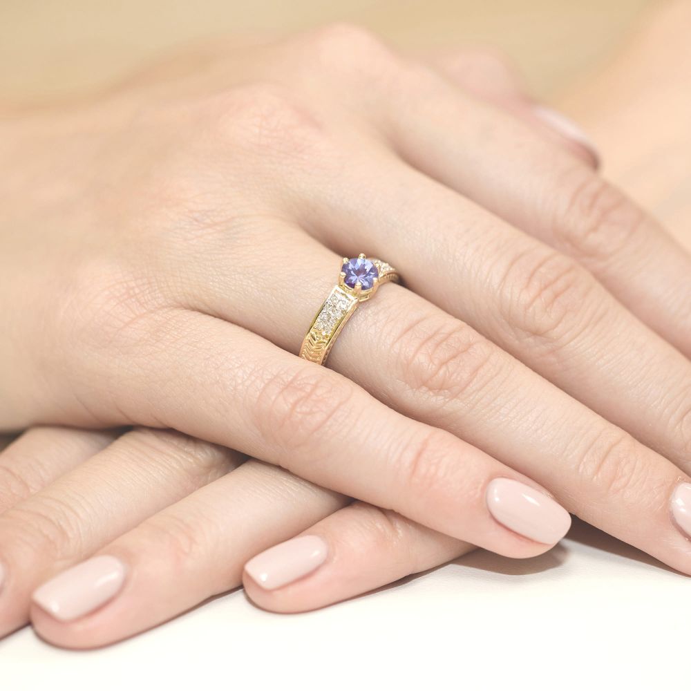 Pierścionek z tanzanitem 0,50 ct i brylantami, żółte złoto 585, zdjęcie na dłoni