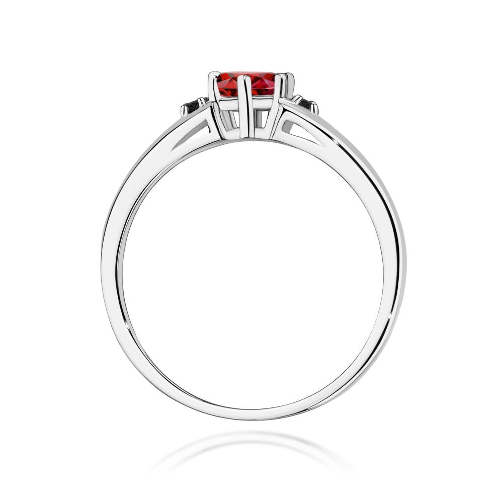 Pierścionek z granatem 0,60 ct i czarnymi brylantami, białe złoto 585
