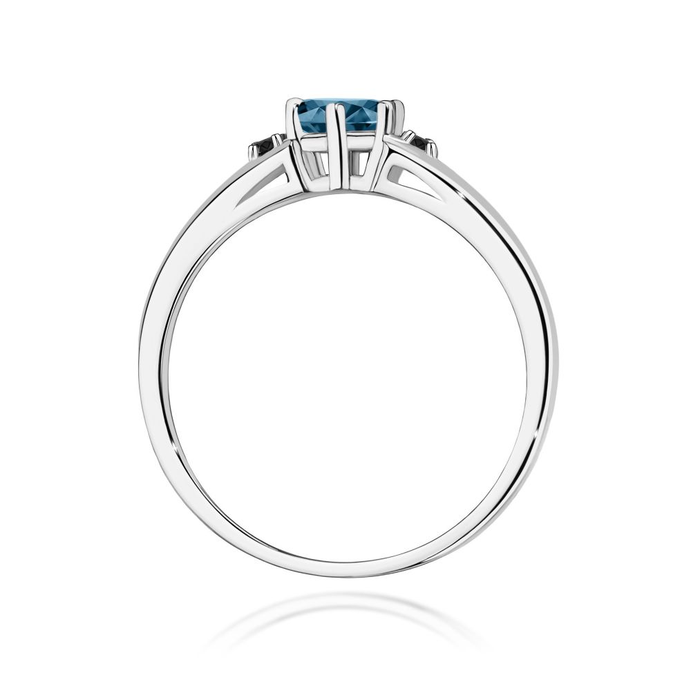 Pierścionek z topazem London Blue 0,50 ct i czarnymi brylantami, białe złoto 585