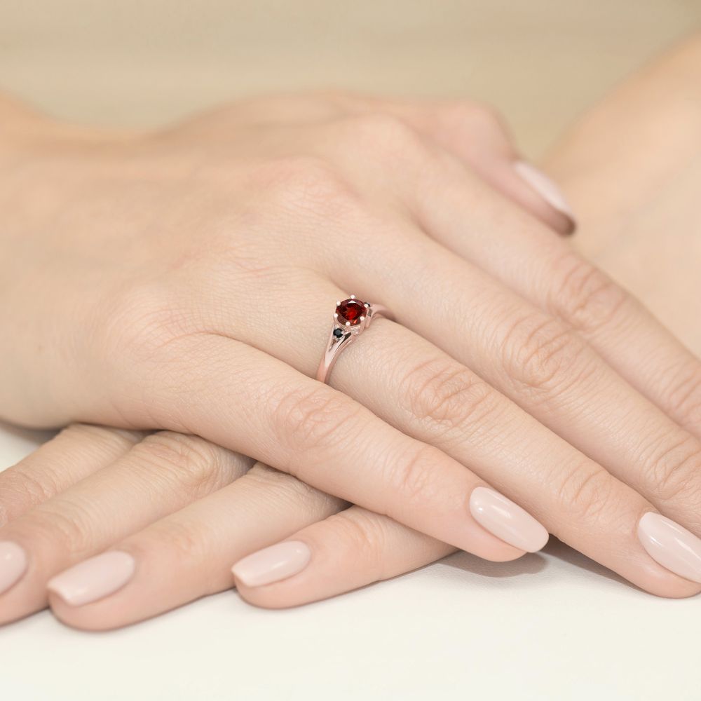 Pierścionek z granatem 0,60 ct i czarnymi brylantami, różowe złoto 585, zdjęcie na dłoni