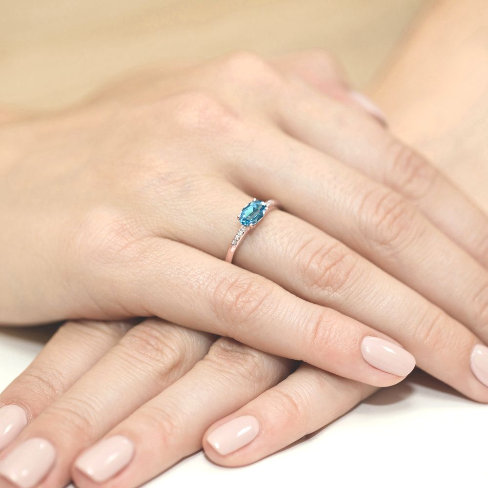 Pierścionek z topazem Swiss Blue 0,50 ct i brylantami, różowe złoto 585, zdjęcie na dłoni