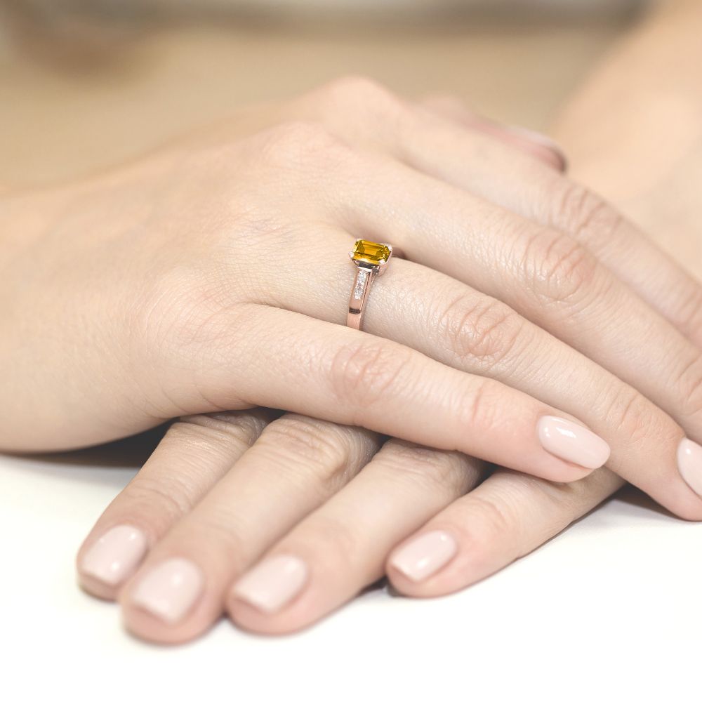Pierścionek z cytrynem 0,80 ct i brylantami, różowe złoto 585, zdjęcie na dłoni