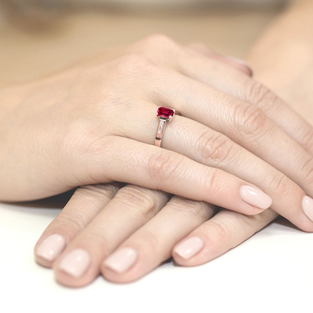 Pierścionek z rubinem 0,80 ct i brylantami, różowe złoto 585, zdjęcie na dłoni