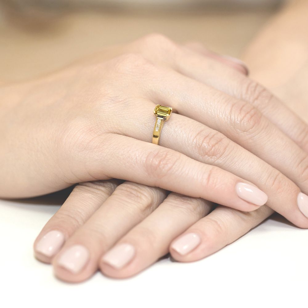 Pierścionek z żółtym diamentem laboratoryjnym 0,54 ct, żółte złoto 585, zdjęcie na dłoni