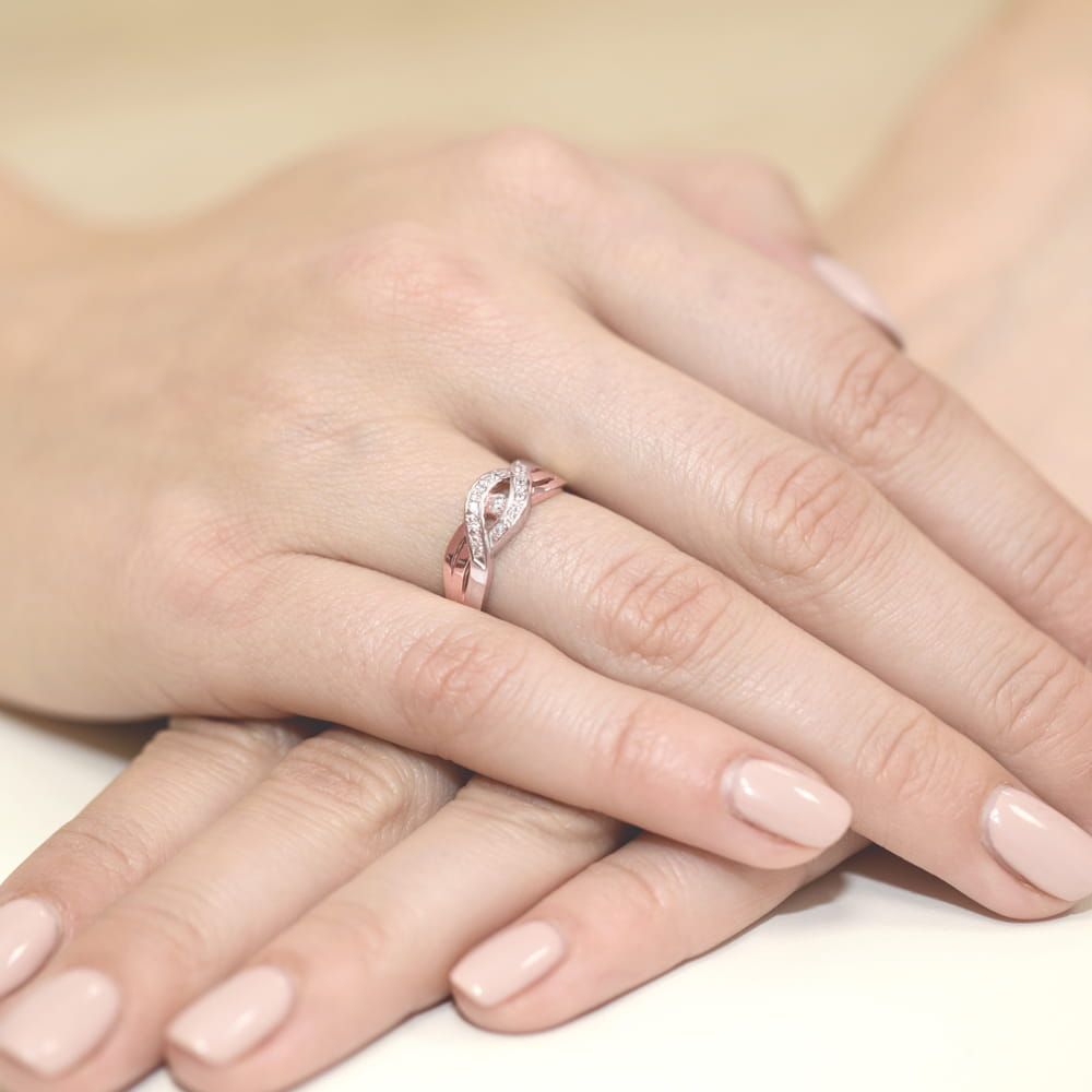 Pierścionek z brylantami 0,10 ct, różowe złoto 585, zdjęcie na dłoni