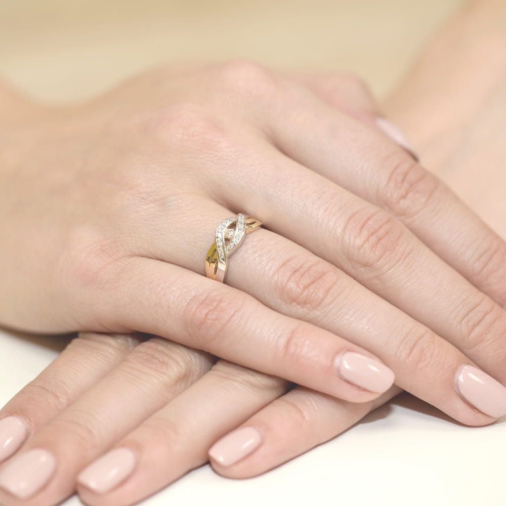 Pierścionek z brylantami 0,10 ct, żółte złoto 585, zdjęcie na dłoni