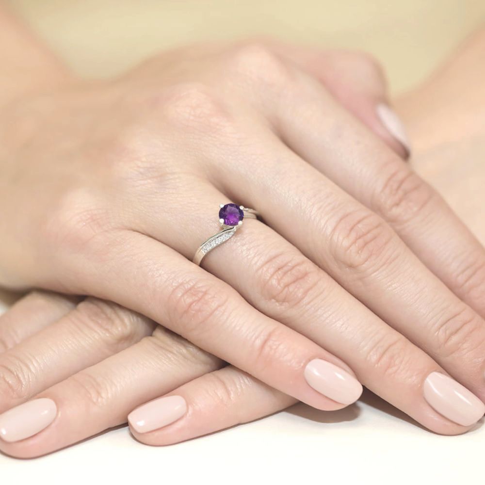 Pierścionek z ametystem 0,50 ct i brylantami, białe złoto 585, zdjęcie na dłoni