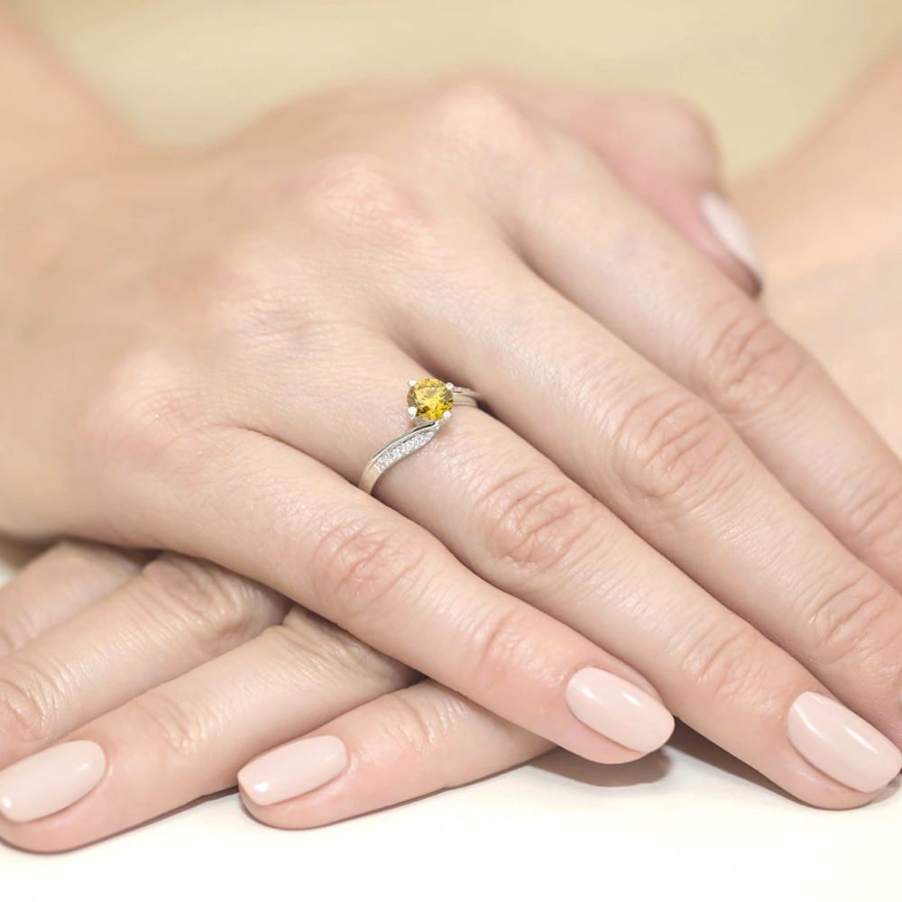 Pierścionek z żółtym diamentem laboratoryjnym 0,55 ct, białe złoto 585, zdjęcie na dłoni