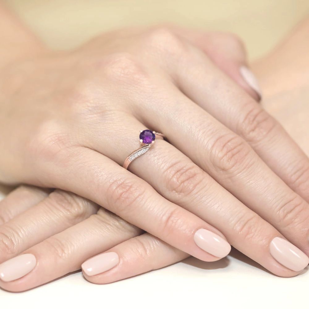 Pierścionek z ametystem 0,50 ct i brylantami, różowe złoto 585, zdjęcie na dłoni