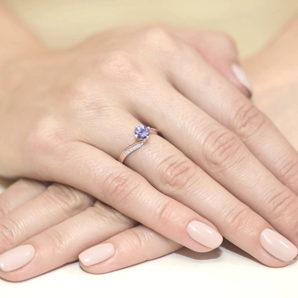 Pierścionek z tanzanitem 0,50 ct i brylantami, różowe złoto 585, zdjęcie na dłoni
