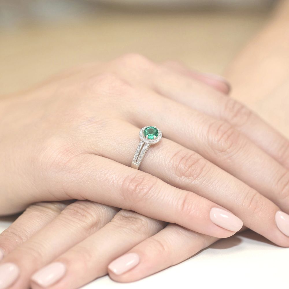 Pierścionek ze szmaragdem 0,50 ct i brylantami, białe złoto 585, zdjęcie na dłoni
