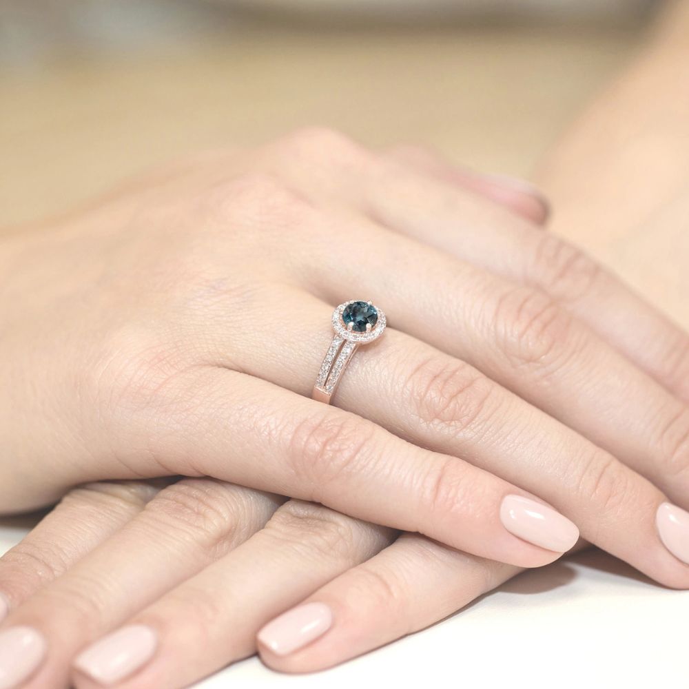 Pierścionek z topazem London Blue 0,50 ct i brylantami, różowe złoto 585, zdjęcie na dłoni