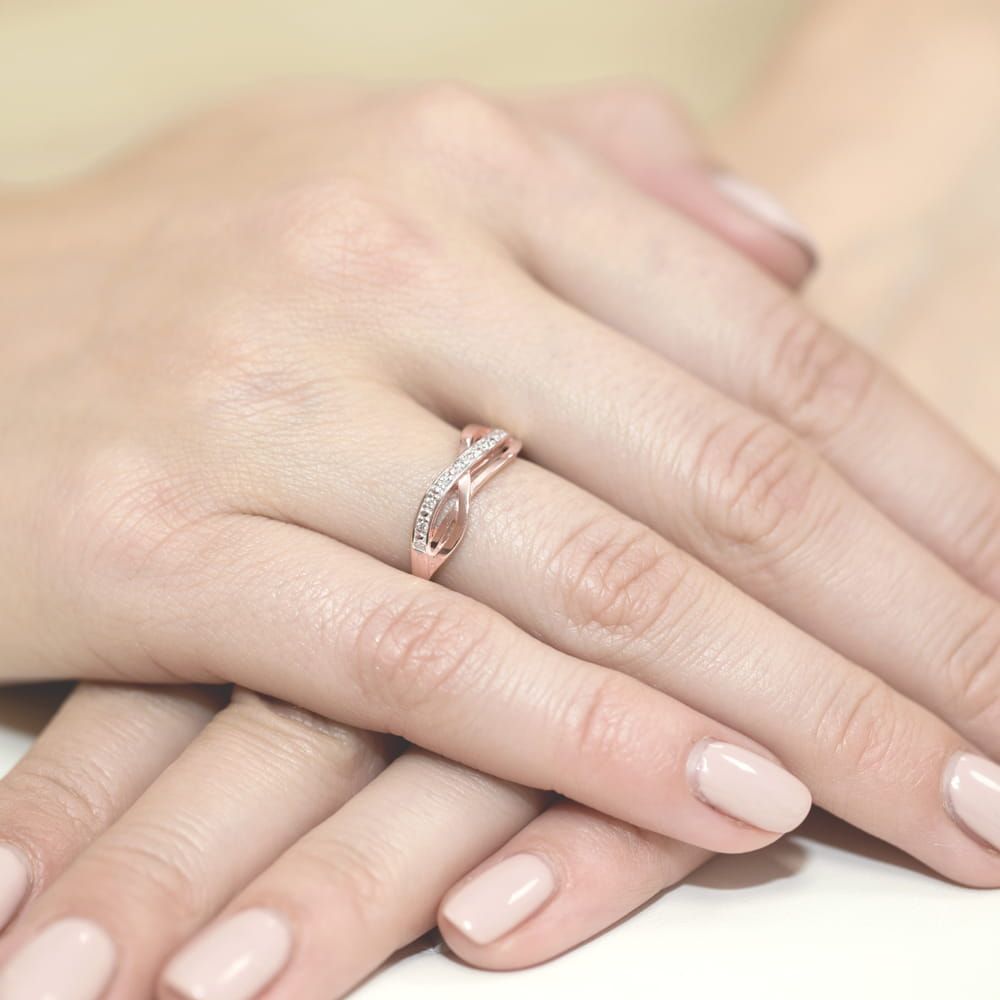 Pierścionek z brylantami 0,06 ct, różowe złoto 585, zdjęcie na dłoni