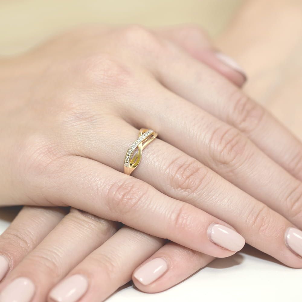 Pierścionek z brylantami 0,06 ct, żółte złoto 585, zdjęcie na dłoni