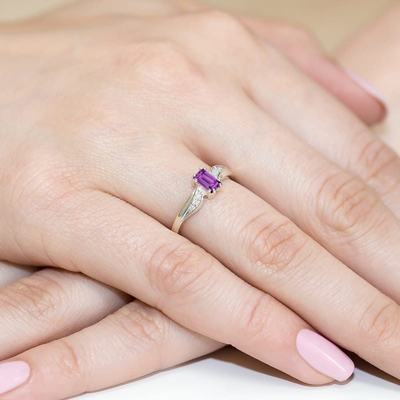 Pierścionek z cytrynem 0,60 ct i brylantami, białe złoto 585, zdjęcie na dłoni