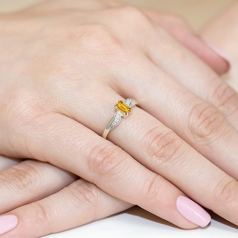 Pierścionek z cytrynem 0,60 ct i brylantami, białe złoto 585, zdjęcie na dłoni