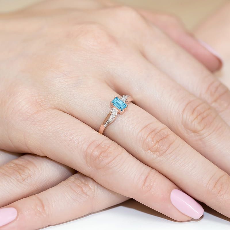Pierścionek z topazem Swiss Blue 0,65 ct i brylantami, różowe złoto 585, zdjęcie na dłoni