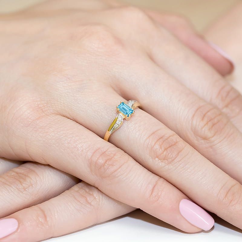 Pierścionek z topazem Swiss Blue 0,65 ct i brylantami, żółte złoto 585, zdjęcie na dłoni