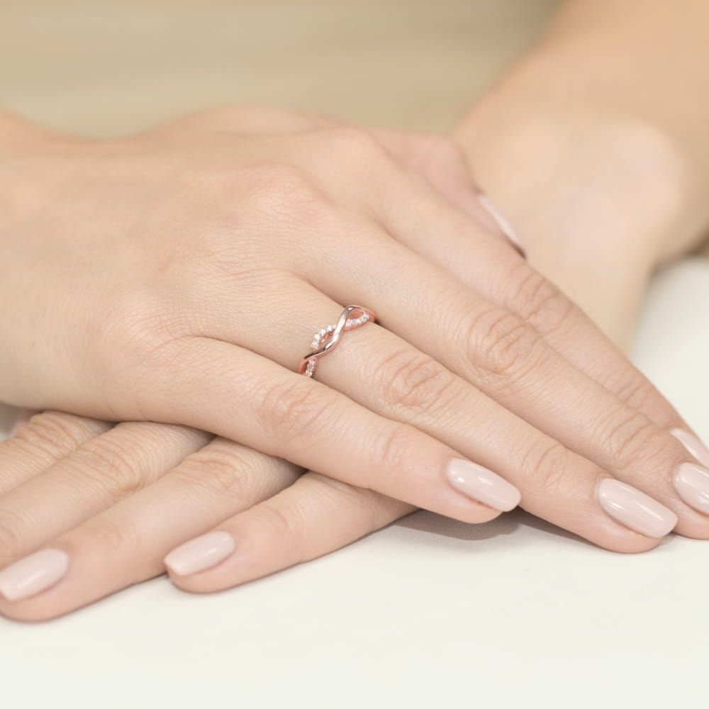 Pierścionek z brylantami 0,07 ct, różowe złoto 585, zdjęcie na dłoni